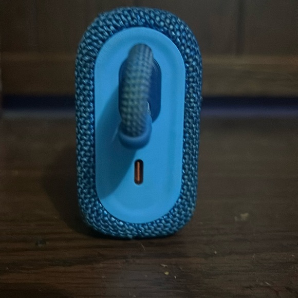 JBL Go 3 barely used gotten as a gift but i already had a JBL flip 6 - Picture 3 of 4